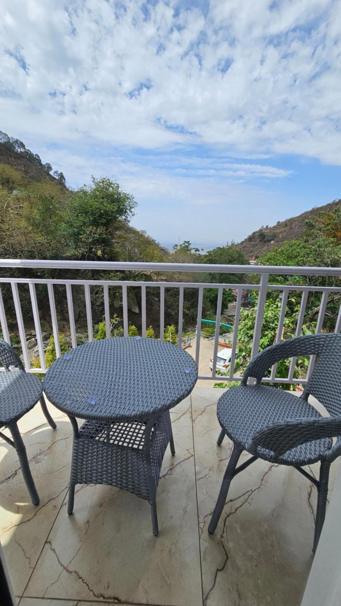 On The Rocks Hotel Kasauli Luaran gambar