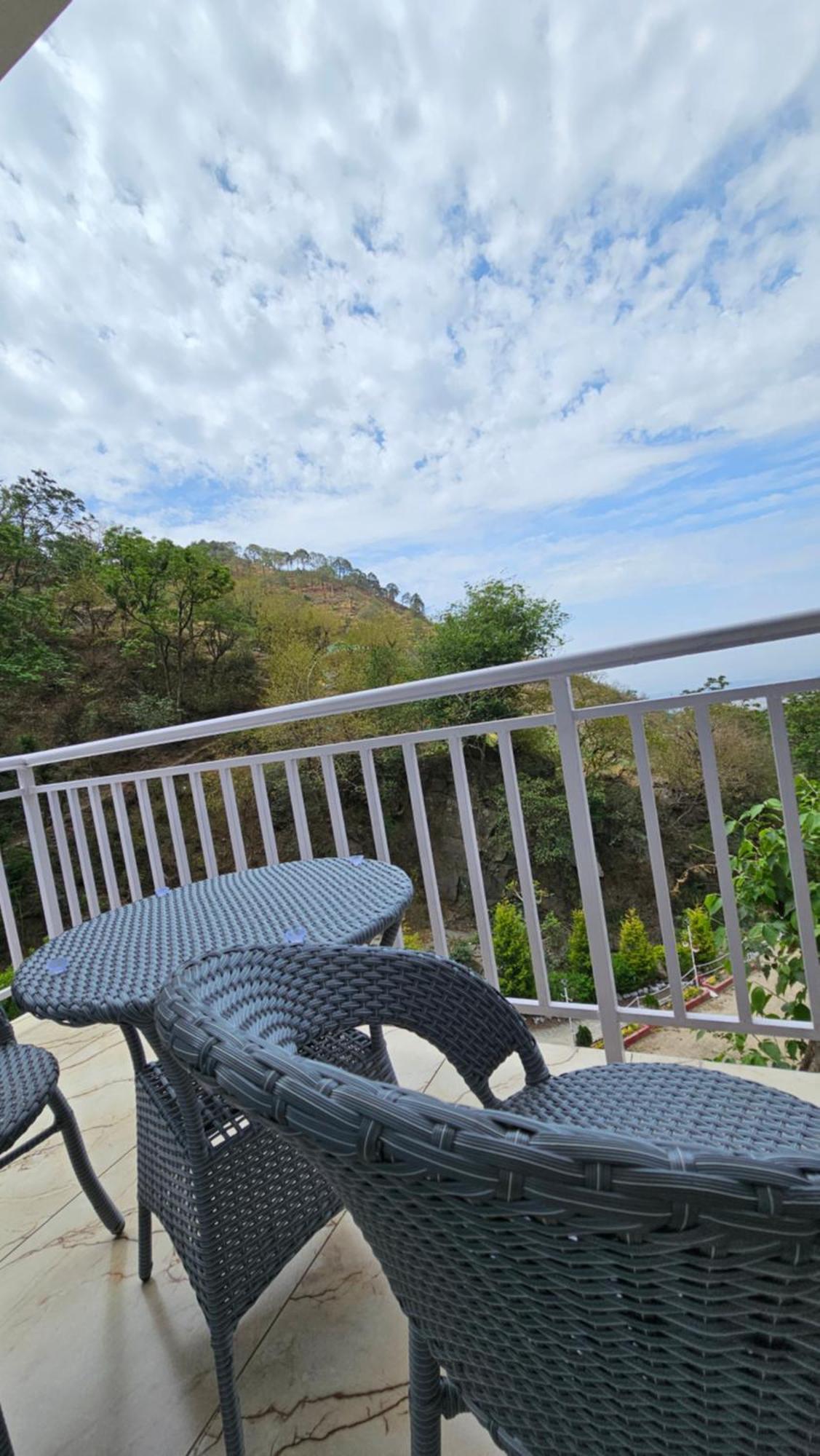 On The Rocks Hotel Kasauli Luaran gambar